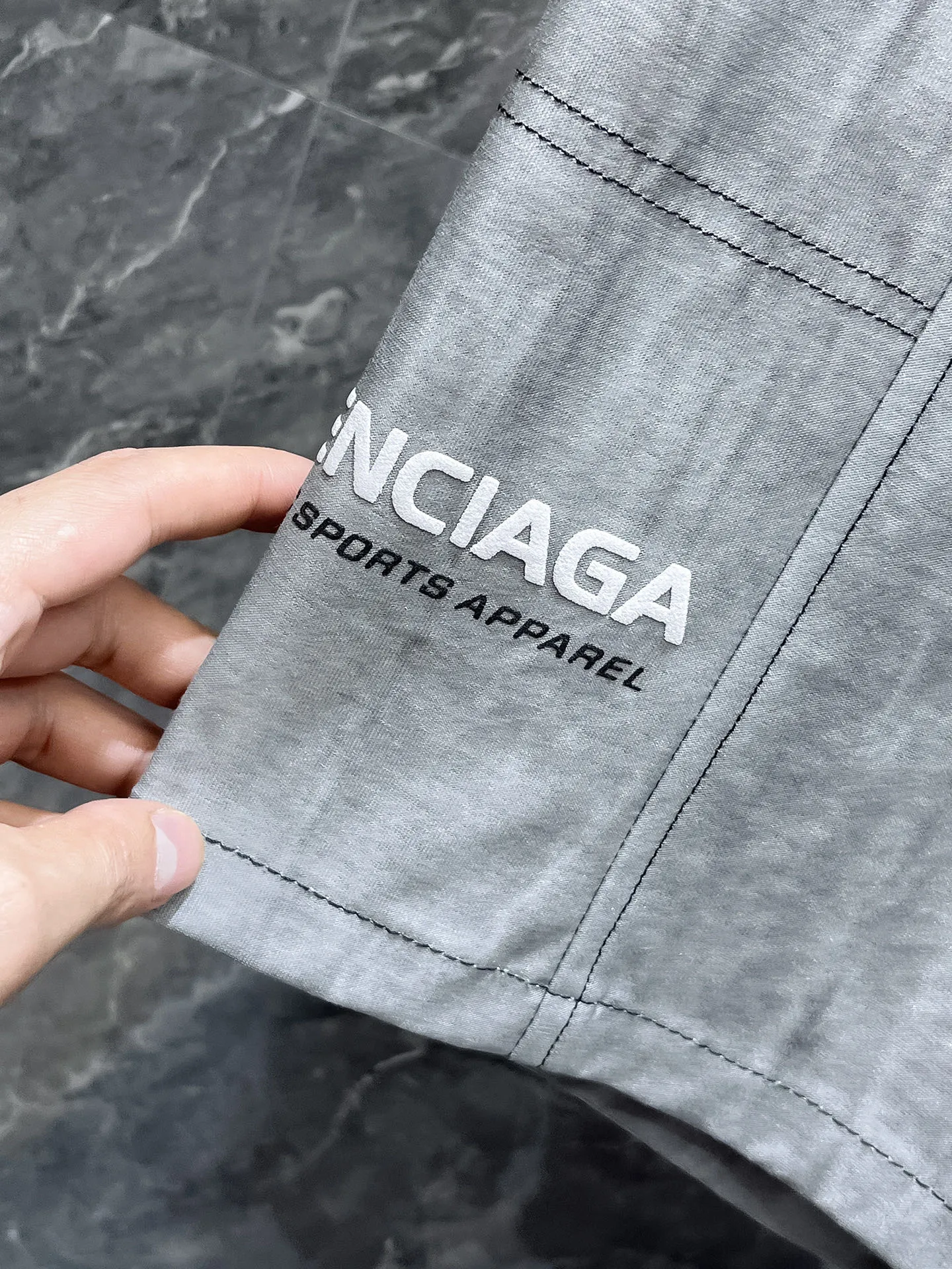 Balenciaga's three-standard complete 2026 summer New Arrival men's casual shorts, advanced custom-made Breathable fabric, Breathable fabric, extremely stretchy and comfortable, impeccable details, top-grade accessories, original logo design concept, delicate and soft feel! The upper body shape is awesome! Size: M-XXXL Please state your height and weight when ordering